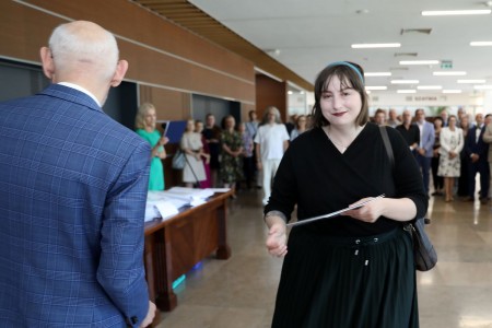 Uroczystość wręczania nagród nauczycielom akademickim (Aula UMK, 24.06.2022). Kliknij, aby powiększyć zdjęcie.