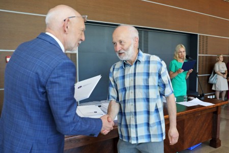 Uroczystość wręczania nagród nauczycielom akademickim (Aula UMK, 24.06.2022). Kliknij, aby powiększyć zdjęcie.