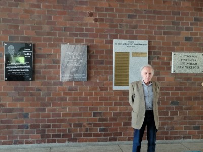 Uroczystość odsłonięcia tablicy pamiątkowej ku czci Profesora Andrzeja Sadleja. Kliknij, aby powiększyć zdjęcie.
