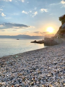 Plaża z widokiem za zachód słońca . Kliknij, aby powiększyć zdjęcie.