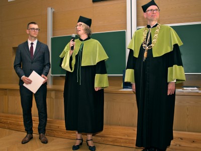 Kadr z inauguracji roku akademickiego 2022/2023 na Wydziale FAiIS. Kliknij, aby powiększyć zdjęcie.