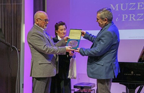 Profesor Mirosław Strzyżewski za swoją działalność naukową został uhonorowany Medalem im. Cypriana Norwida.. Kliknij, aby powiększyć zdjęcie.
