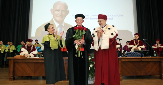 Prof. Iwona Łakomska, Prof. Jan Reedijk i Prof. Andrzej Sokala podczas uroczystości nadania profesorowi Reedijkowi tytułu doktora honoris causa UMK. Kliknij, aby powiększyć zdjęcie.