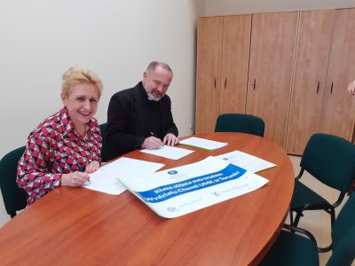 Podpisywanie umowy patronackiej. Kliknij, aby powiększyć zdjęcie.