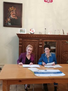 Prof. dr hab. Iwona Łakomska - Dziekan Wydziału chemii i mgr Aleksandra Majkowska - dyrektor I LO w Grudziądzu podczas podpisywania umowy objęcia patronatu przez Wydział Chemii. Kliknij, aby powiększyć zdjęcie.