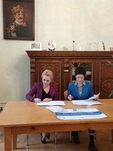 Prof. dr hab. Iwona Łakomska - Dziekan Wydziału chemii i mgr Aleksandra Majkowska - dyrektor I LO w Grudziądzu podczas podpisywania umowy objęcia patronatu przez Wydział Chemii. Kliknij, aby powiększyć zdjęcie.