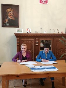 Prof. dr hab. Iwona Łakomska - Dziekan Wydziału chemii i mgr Aleksandra Majkowska - dyrektor I LO w Grudziądzu podczas podpisywania umowy objęcia patronatu przez Wydział Chemii. Kliknij, aby powiększyć zdjęcie.
