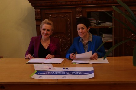 Prof. dr hab. Iwona Łakomska - Dziekan Wydziału chemii i mgr Aleksandra Majkowska - dyrektor I LO w Grudziądzu podczas podpisywania umowy objęcia patronatu przez Wydział Chemii. Kliknij, aby powiększyć zdjęcie.