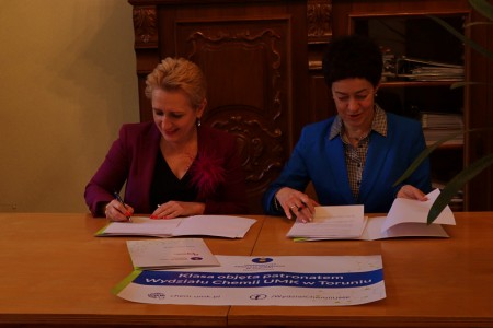 Prof. dr hab. Iwona Łakomska - Dziekan Wydziału chemii i mgr Aleksandra Majkowska - dyrektor I LO w Grudziądzu podczas podpisywania umowy objęcia patronatu przez Wydział Chemii. Kliknij, aby powiększyć zdjęcie.