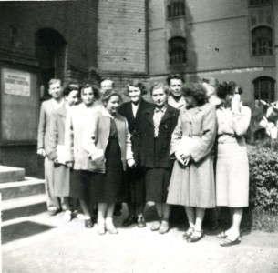 Grupa lektoratowa przed budynkiem Collegium Maius UMK [fot. archiwum UMK]