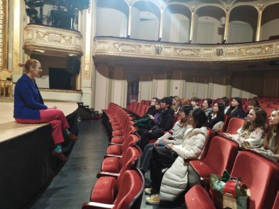 Wizyta studentów filologii polskiej jako obcej w Teatrze Horzycy . Kliknij, aby powiększyć zdjęcie.