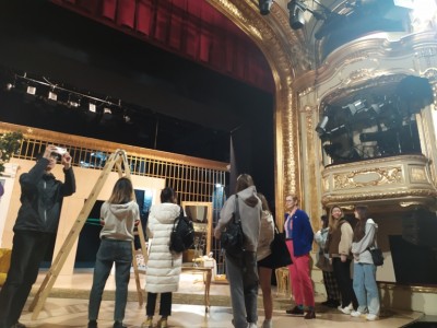 Wizyta studentów filologii polskiej jako obcej w Teatrze Horzycy . Kliknij, aby powiększyć zdjęcie.