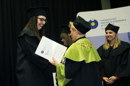 Uroczystość wręczenia dyplomów absolwentom Wydziału Chemii UMK w Toruniu rocznik 2022. Kliknij, aby powiększyć zdjęcie.