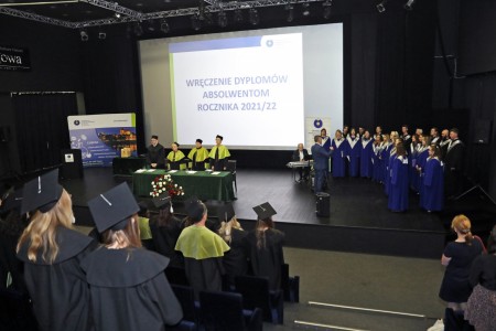 Uroczystość wręczenia dyplomów absolwentom Wydziału Chemii UMK w Toruniu rocznik 2022. Kliknij, aby powiększyć zdjęcie.