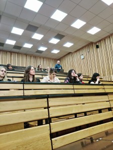 Prezentowanie wyników badań naukowych przez studentów programu . Kliknij, aby powiększyć zdjęcie.