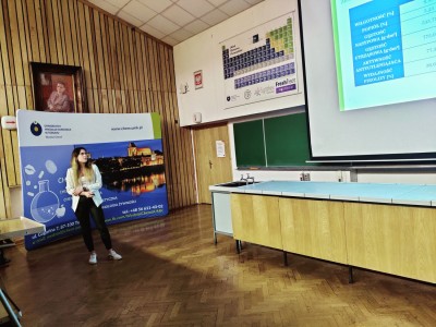 Prezentowanie wyników badań naukowych przez studentów programu . Kliknij, aby powiększyć zdjęcie.