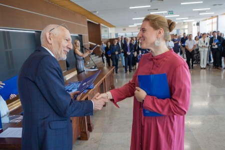 Uczestnicy uroczystości wręczania nagród dla pracowników przez JM Rektora UMK, prof. dr. hab. Andrzeja Sokalę. Kliknij, aby powiększyć zdjęcie.