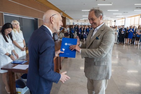 Uczestnicy uroczystości wręczania nagród dla pracowników przez JM Rektora UMK, prof. dr. hab. Andrzeja Sokalę. Kliknij, aby powiększyć zdjęcie.