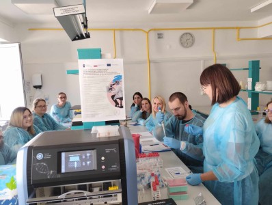 Laboratorium. Szkolenie dla diagnostów laboratoryjnych. Kliknij, aby powiększyć zdjęcie.