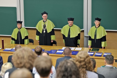 kadr z inauguracji roku akademickiego 23/24 na wydziale fizyki, astronomii i informatyki stodowanej. Kliknij, aby powiększyć zdjęcie.
