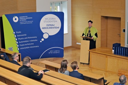 kadr z inauguracji roku akademickiego 23/24 na wydziale fizyki, astronomii i informatyki stodowanej. Kliknij, aby powiększyć zdjęcie.