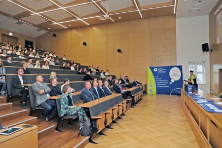 kadr z inauguracji roku akademickiego 23/24 na wydziale fizyki, astronomii i informatyki stodowanej. Kliknij, aby powiększyć zdjęcie.