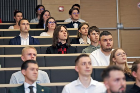 kadr z inauguracji roku akademickiego 23/24 na wydziale fizyki, astronomii i informatyki stodowanej. Kliknij, aby powiększyć zdjęcie.