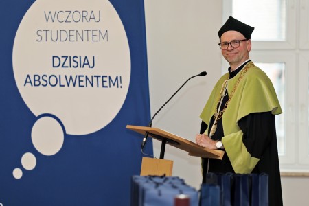 kadr z inauguracji roku akademickiego 23/24 na wydziale fizyki, astronomii i informatyki stodowanej. Kliknij, aby powiększyć zdjęcie.