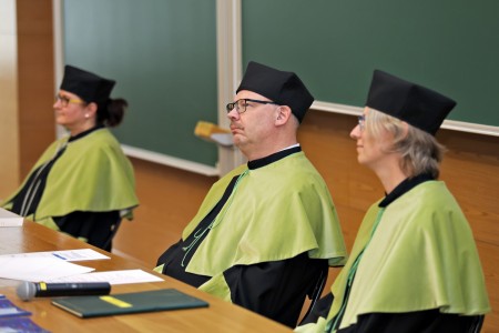kadr z inauguracji roku akademickiego 23/24 na wydziale fizyki, astronomii i informatyki stodowanej. Kliknij, aby powiększyć zdjęcie.