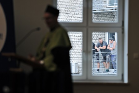 kadr z inauguracji roku akademickiego 23/24 na wydziale fizyki, astronomii i informatyki stodowanej. Kliknij, aby powiększyć zdjęcie.