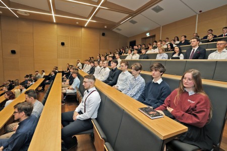 kadr z inauguracji roku akademickiego 23/24 na wydziale fizyki, astronomii i informatyki stodowanej. Kliknij, aby powiększyć zdjęcie.