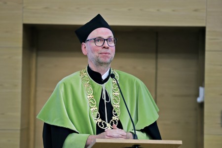 kadr z inauguracji roku akademickiego 23/24 na wydziale fizyki, astronomii i informatyki stodowanej. Kliknij, aby powiększyć zdjęcie.