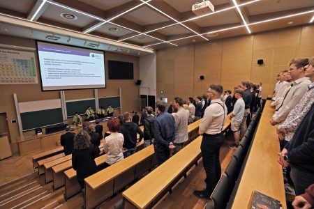 kadr z inauguracji roku akademickiego 23/24 na wydziale fizyki, astronomii i informatyki stodowanej. Kliknij, aby powiększyć zdjęcie.
