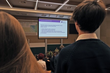 kadr z inauguracji roku akademickiego 23/24 na wydziale fizyki, astronomii i informatyki stodowanej. Kliknij, aby powiększyć zdjęcie.