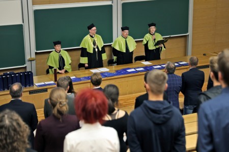 kadr z inauguracji roku akademickiego 23/24 na wydziale fizyki, astronomii i informatyki stodowanej. Kliknij, aby powiększyć zdjęcie.