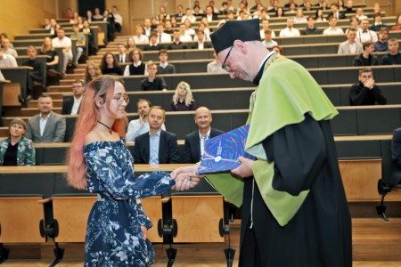 kadr z inauguracji roku akademickiego 23/24 na wydziale fizyki, astronomii i informatyki stodowanej. Kliknij, aby powiększyć zdjęcie.