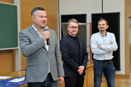 kadr z inauguracji roku akademickiego 23/24 na wydziale fizyki, astronomii i informatyki stodowanej. Kliknij, aby powiększyć zdjęcie.
