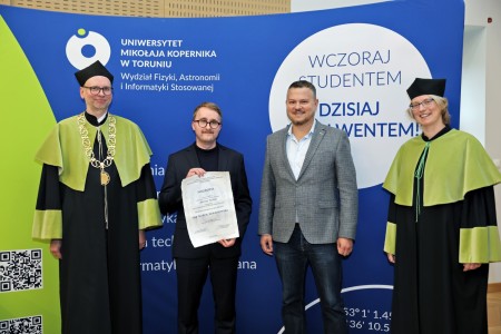 kadr z inauguracji roku akademickiego 23/24 na wydziale fizyki, astronomii i informatyki stodowanej. Kliknij, aby powiększyć zdjęcie.