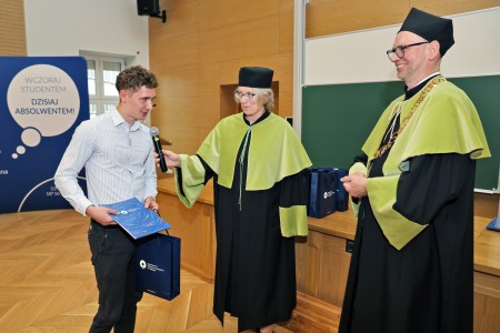 kadr z inauguracji roku akademickiego 23/24 na wydziale fizyki, astronomii i informatyki stodowanej. Kliknij, aby powiększyć zdjęcie.