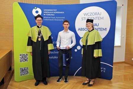 kadr z inauguracji roku akademickiego 23/24 na wydziale fizyki, astronomii i informatyki stodowanej. Kliknij, aby powiększyć zdjęcie.