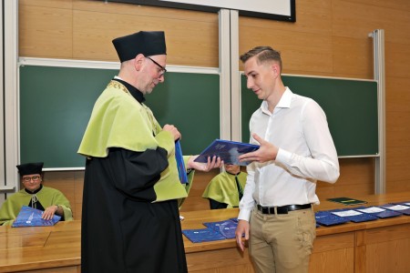 kadr z inauguracji roku akademickiego 23/24 na wydziale fizyki, astronomii i informatyki stodowanej. Kliknij, aby powiększyć zdjęcie.