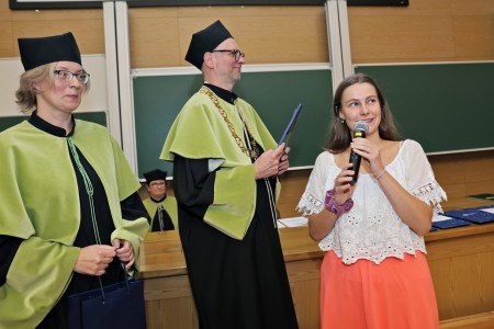 kadr z inauguracji roku akademickiego 23/24 na wydziale fizyki, astronomii i informatyki stodowanej. Kliknij, aby powiększyć zdjęcie.