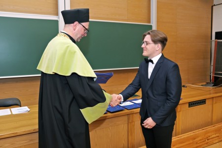 kadr z inauguracji roku akademickiego 23/24 na wydziale fizyki, astronomii i informatyki stodowanej. Kliknij, aby powiększyć zdjęcie.