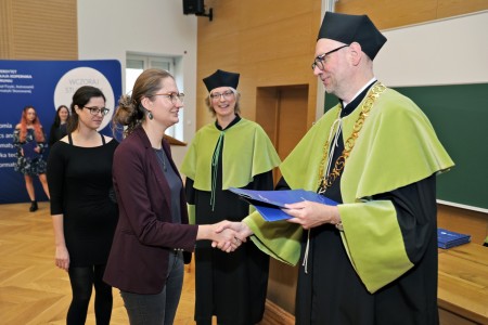 kadr z inauguracji roku akademickiego 23/24 na wydziale fizyki, astronomii i informatyki stodowanej. Kliknij, aby powiększyć zdjęcie.