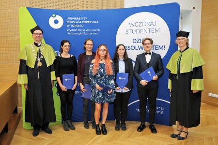 kadr z inauguracji roku akademickiego 23/24 na wydziale fizyki, astronomii i informatyki stodowanej. Kliknij, aby powiększyć zdjęcie.