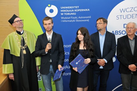 kadr z inauguracji roku akademickiego 23/24 na wydziale fizyki, astronomii i informatyki stodowanej. Kliknij, aby powiększyć zdjęcie.