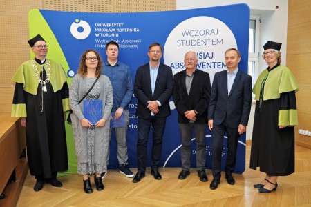 kadr z inauguracji roku akademickiego 23/24 na wydziale fizyki, astronomii i informatyki stodowanej. Kliknij, aby powiększyć zdjęcie.