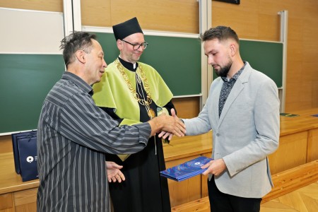 kadr z inauguracji roku akademickiego 23/24 na wydziale fizyki, astronomii i informatyki stodowanej. Kliknij, aby powiększyć zdjęcie.
