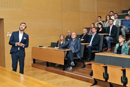kadr z inauguracji roku akademickiego 23/24 na wydziale fizyki, astronomii i informatyki stodowanej. Kliknij, aby powiększyć zdjęcie.