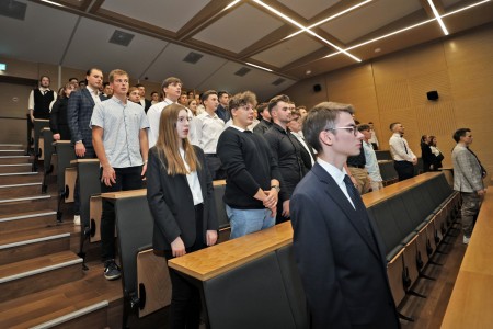 kadr z inauguracji roku akademickiego 23/24 na wydziale fizyki, astronomii i informatyki stodowanej. Kliknij, aby powiększyć zdjęcie.